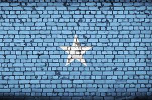 le drapeau de la somalie est peint sur un vieux mur de briques photo