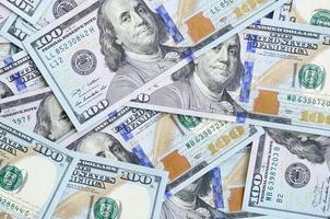 un grand nombre de billets d'un dollar américain d'un nouveau design avec une bande bleue au milieu. vue de dessus photo