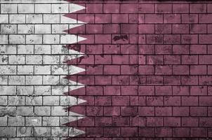 le drapeau qatar est peint sur un vieux mur de briques photo