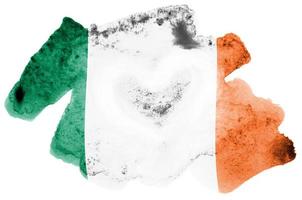 le drapeau de l'irlande est représenté dans un style aquarelle liquide isolé sur fond blanc photo