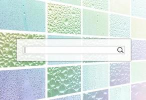 le champ de recherche est situé au-dessus du collage de nombreux fragments de verre différents, décorés de gouttes de pluie provenant du condensat. couleurs arc-en-ciel photo