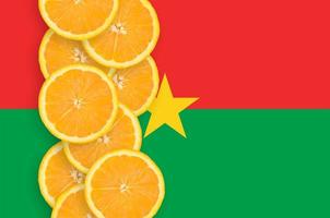 drapeau du burkina faso et rangée verticale de tranches d'agrumes photo