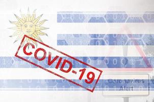 drapeau uruguay et composition abstraite numérique futuriste avec timbre covid-19. concept d'épidémie de coronavirus photo