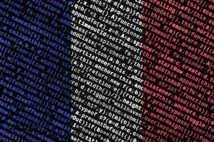 Le drapeau français est représenté à l'écran avec le code du programme. le concept de technologie moderne et de développement de site photo