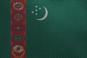 drapeau du turkmène représenté dans des couleurs de peinture sur une vieille plaque de métal brossé ou un gros plan de mur. bannière texturée sur fond rugueux photo