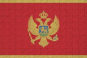 le drapeau du monténégro est représenté sur un puzzle plié photo