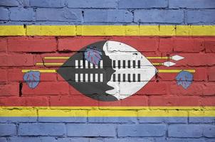 le drapeau du swaziland est peint sur un vieux mur de briques photo