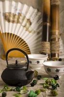 la théière chinoise, deux tasses, éventail et bambou photo