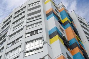 nouveau bâtiment résidentiel à plusieurs étages et ciel bleu photo