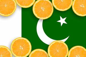 drapeau du pakistan dans le cadre horizontal de tranches d'agrumes photo
