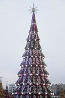 un immense sapin de noël artificiel se dresse sur la place de la liberté à kharkov, en ukraine. 2018 nouvel an photo