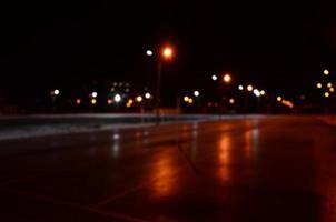 photo floue de l'aire de jeux de l'école la nuit avec des lumières vives