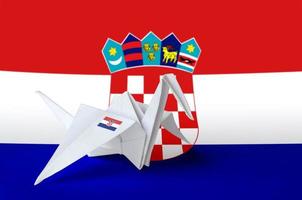 drapeau de la croatie représenté sur une aile de grue en papier origami. concept d'art fait à la main photo