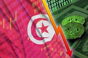 drapeau tunisien et tendance à la baisse de la crypto-monnaie avec deux bitcoins sur des billets d'un dollar et affichage de code binaire photo