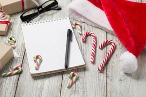 articles de noël et du nouvel an avec espace de copie santa cap notepad stylo lunettes et coffrets cadeaux décorés photo