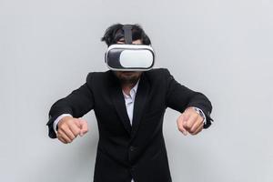 portrait de jeune homme d'affaires portant des lunettes de réalité virtuelle, vr sur fond blanc photo