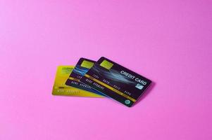 carte de crédit sur fond rose photo