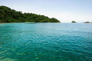 la mer et les montagnes sont belles dans la nature abondante. photo