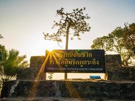félicitations à phukradueng conquérantsign au sommet du parc national de la montagne phu kradueng dans la ville de loei en thaïlande.parc national de la montagne phu kradueng la célèbre destination de voyage photo