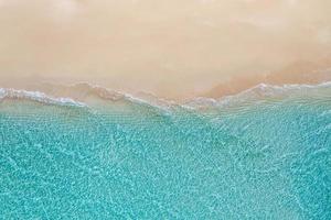 plage aérienne relaxante, bannière de paysage méditerranéen tropical de vacances d'été. les vagues surfent sur le lagon bleu de l'océan, le littoral de la mer. belle vue de dessus de drone aérien. plage paisible, surf en bord de mer