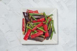 aubergines frites dans une assiette sur fond blanc. photo