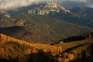 un charmant paysage de montagne dans les montagnes de bucegi, carpates, roumanie. nature d'automne à moeciu de sus, transylvanie photo