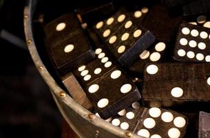 dominos en bois de la vieille école dans un plateau en métal photo