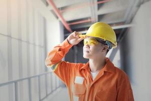 portrait ingénieur industriel dans l'usine industrielle de fond. photo