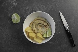 collation saine avec houmous, citron vert et nachos photo