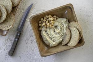 collation saine et saine avec houmous et biscuits aux céréales photo