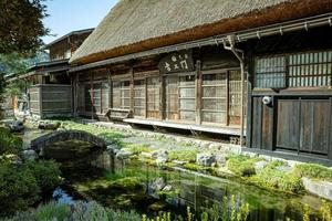 shirakawa village japonais traditionnel et historique shirakawago en automne. maison construite en bois avec toit de style gassho zukuri. shirakawa-go est classé au patrimoine mondial de l'unesco et haut lieu de repère au japon. photo