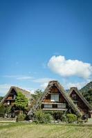 shirakawa village japonais traditionnel et historique shirakawago en automne. maison construite en bois avec toit de style gassho zukuri. shirakawa-go est classé au patrimoine mondial de l'unesco et haut lieu de repère au japon. photo