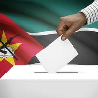 Urne avec drapeau national sur la série d'arrière-plan - mozambique photo