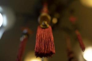 tissu rouge suspendu au plafond. brosse à fil. décoration d'intérieur. décoration indienne. détails de la lumière dans la pièce. photo