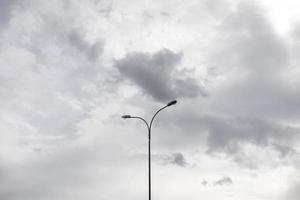 lampadaire contre le ciel. paysage céleste par temps nuageux. photo