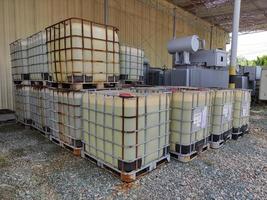 Le conteneur-citerne ibc est un conteneur utilisé comme moyen de transport et peut également être utilisé pour stocker des charges liquides telles que l'huile de lubrification, l'acide formique et les matières dangereuses. photo