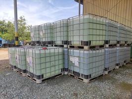 Le conteneur-citerne ibc est un conteneur utilisé comme moyen de transport et peut également être utilisé pour stocker des charges liquides telles que l'huile de lubrification, l'acide formique et les matières dangereuses. photo