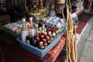 huile de massage traditionnelle pour traiter les douleurs des tendons et des muscles. L'huile de massage Kalimantan Dayak est fabriquée à partir de racines et d'herbes sélectionnées. photo