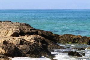 rochers sur les rives de la mer méditerranée dans le nord d'israël. photo