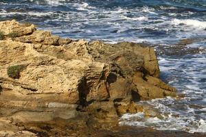 rochers sur les rives de la mer méditerranée dans le nord d'israël. photo