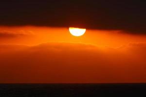 le soleil est l'étoile la plus chaude de notre galaxie autour de laquelle tourne la terre. photo