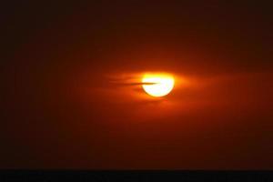 le soleil est l'étoile la plus chaude de notre galaxie autour de laquelle tourne la terre. photo