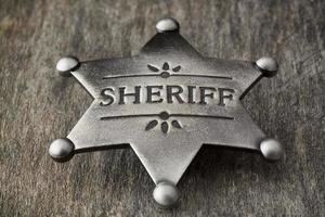 Ancien insigne de shérif sur bois patiné photo