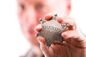 homme détient un insigne de shérif photo