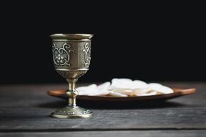 concept d'eucharistie ou de sainte communion du christianisme. l'eucharistie est le sacrement institué par jésus. lors du dernier souper avec les disciples. le pain et le vin sont le corps et le sang de jésus christ des chrétiens. photo