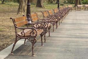 bancs de parc en bois vides avec garde-corps en métal photo