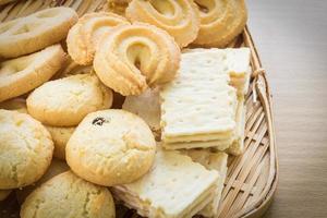 biscuits dans un bol en bambou photo