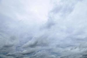 nuages d'orage flottant dans un jour de pluie avec lumière naturelle. paysage nuageux, temps couvert au-dessus du ciel bleu. nuages blancs et gris fond d'environnement nature scénique photo