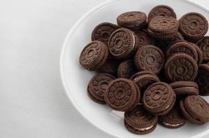 biscuits au chocolat dans une assiette en céramique blanche photo