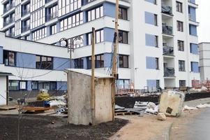 construction d'un grand bâtiment à plusieurs étages confortable en béton de ciment nouveau bâtiment moderne à plusieurs étages à ossature monolithique avec fenêtres, murs et balcons photo